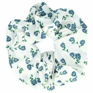 Haarelastiek Scrunchie – XL Bloemenprint – Gladde Stof – Wit Blauw