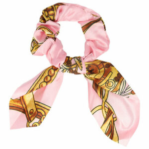 Haarelastiek Scrunchie – Strik Kettingprint – Gladde Stof – Roze
