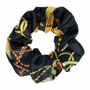Haarelastiek Scrunchie – Kettingprint – Gladde Stof – Zwart