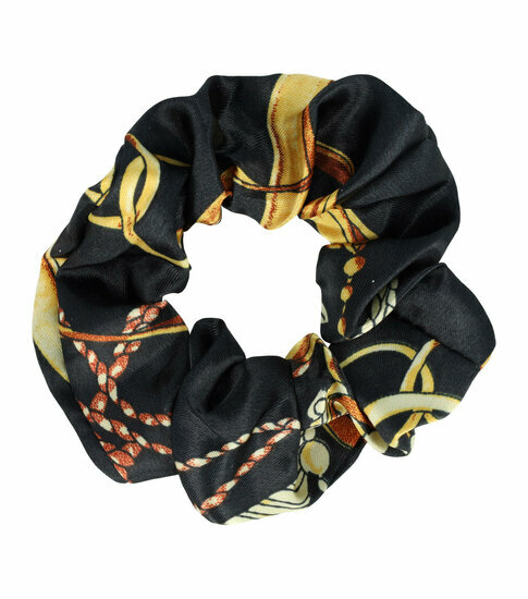 2110763850 Haarelastiek Scrunchie – Kettingprint – Gladde Stof – Zwart