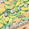 2110782882 Haarspeld Duckklem 6cm – Blaadjes en Strass Steentjes – Goud Groen