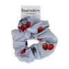 2119866894 Haarelastiek Scrunchie β Kersenprint β Gladde Stof β Rood Grijs