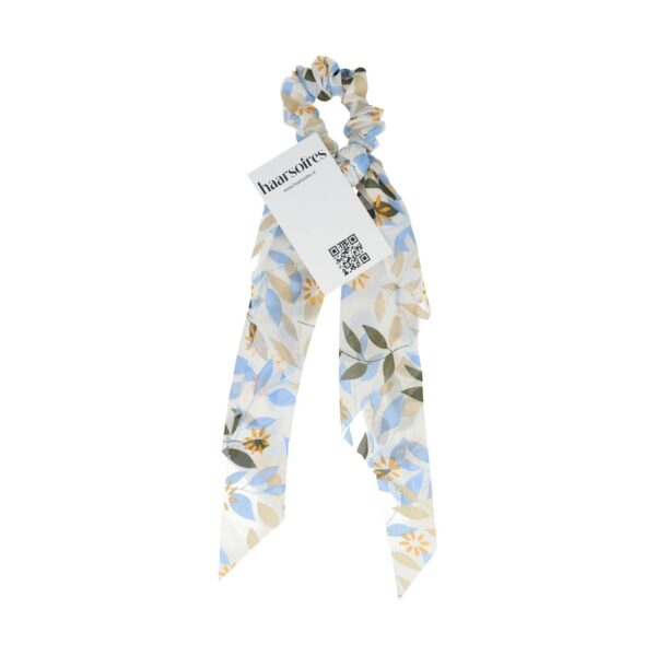 scrunchie linten bloemen en blaadjes_2 Haarelastiek Scrunchie – Bloemen en Blaadjes Patroon – 25cm Linten – Gladde Stof – Wit Blauw