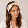 haarband-bloemen-oranje-creme-model Haarband Twist 5cm – Bloemen Print – Oranje Creme