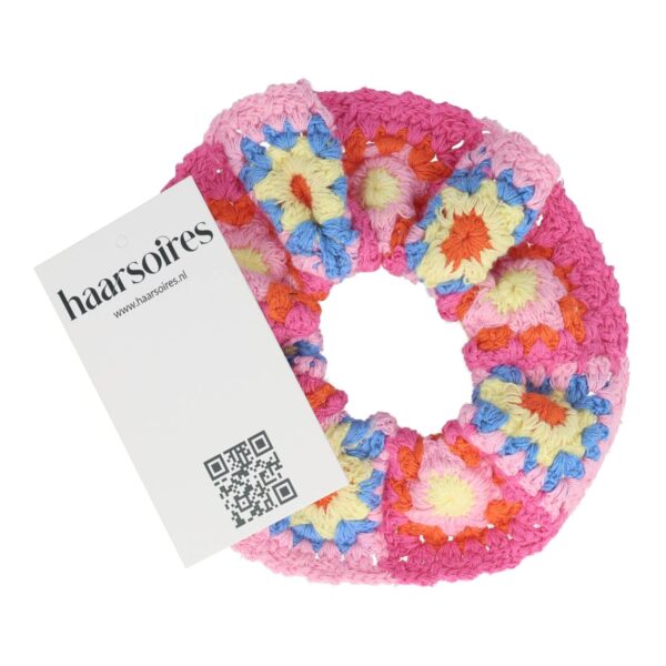 scrunchie gehaakt_6 Haarelastiek Scrunchie – Gehaakte Stof – Bloemen Motief – Roze
