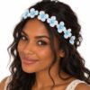 haarband-bloemenkroon-met-elastiek-wit-blauw-op-model-van-Haarsoires Haarband Bloemenkroon - Wit Blauw