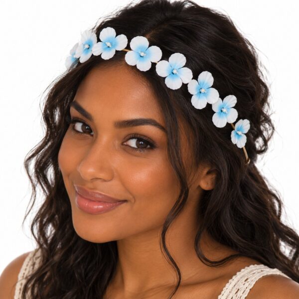 haarband-bloemenkroon-met-elastiek-wit-blauw-op-model-van-Haarsoires Haarband Bloemenkroon - Wit Blauw