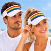 zonneklep-regenboog-wit-op-model-van-Harsoires Zonneklep Verstelbaar – Regenboog – Wit