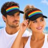 zonneklep-regenboog-zwart-op-model-van-Harsoires Zonneklep Verstelbaar – Regenboog – Zwart
