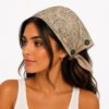bandana-zakdoek-fantasieprint-beige-groen-model Bandana Zakdoek 55x55cm – Fantasieprint – Beige Groen