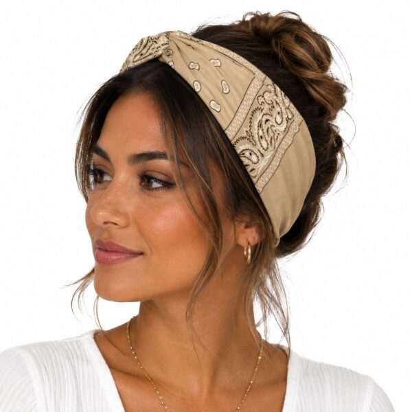 bandana-zakdoek-paisleyprint-beige-model Bandana Zakdoek 55x55cm – Paisleyprint – Beige