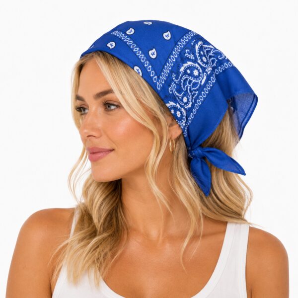 bandana-zakdoek-paisleyprint-blauw-model Bandana Zakdoek 55x55cm – Paisleyprint – Blauw