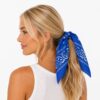 bandana-zakdoek-paisleyprint-blauw-model2 Bandana Zakdoek 55x55cm – Paisleyprint – Blauw