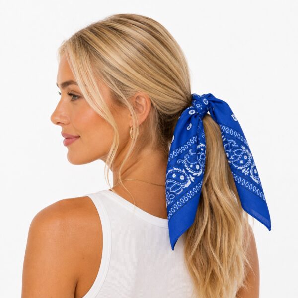 bandana-zakdoek-paisleyprint-blauw-model2 Bandana Zakdoek 55x55cm – Paisleyprint – Blauw