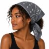 bandana-zakdoek-paisleyprint-donkergrijs-model Bandana Zakdoek 55x55cm – Paisleyprint – Donkergrijs