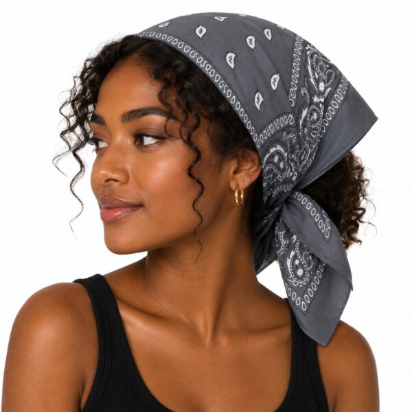 bandana-zakdoek-paisleyprint-donkergrijs-model Bandana Zakdoek 55x55cm – Paisleyprint – Donkergrijs