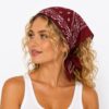 bandana-zakdoek-paisleyprint-donkerrood-model Bandana Zakdoek 55x55cm – Paisleyprint – Donkerrood
