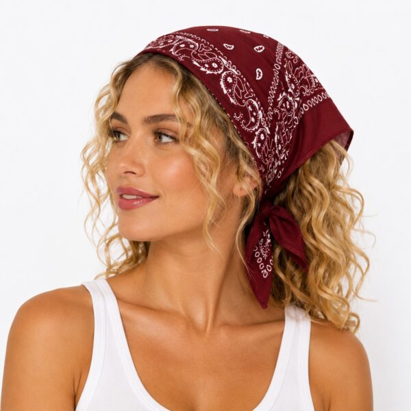 bandana-zakdoek-paisleyprint-donkerrood-model Bandana Zakdoek 55x55cm – Paisleyprint – Donkerrood