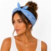 bandana-zakdoek-paisleyprint-lichtblauw-model2 Bandana Zakdoek 55x55cm – Paisleyprint – Lichtblauw