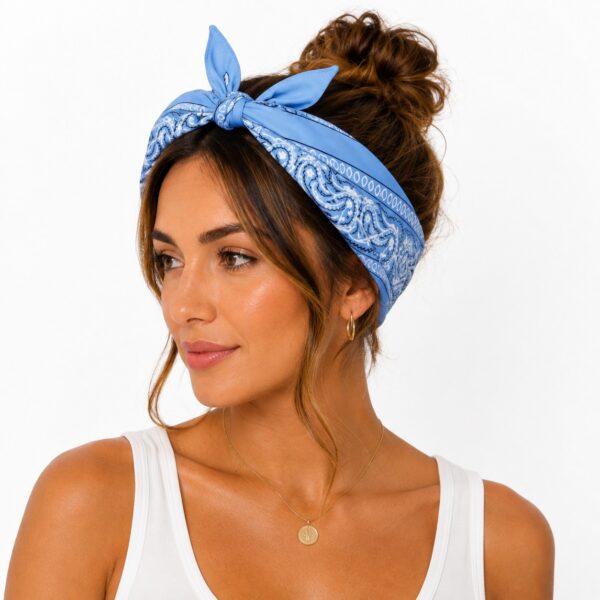 bandana-zakdoek-paisleyprint-lichtblauw-model2 Bandana Zakdoek 55x55cm – Paisleyprint – Lichtblauw