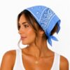 bandana-zakdoek-paisleyprint-lichtblauw-model3 Bandana Zakdoek 55x55cm – Paisleyprint – Lichtblauw