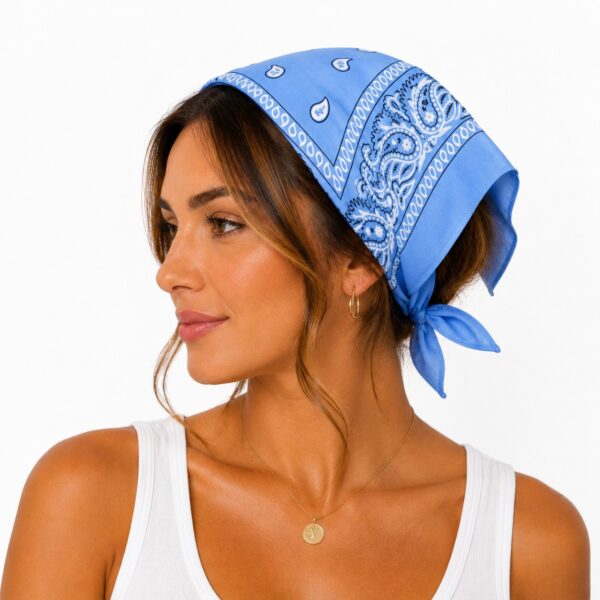 bandana-zakdoek-paisleyprint-lichtblauw-model3 Bandana Zakdoek 55x55cm – Paisleyprint – Lichtblauw