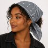 bandana-zakdoek-paisleyprint-lichtgrijs-model Bandana Zakdoek 55x55cm – Paisleyprint – Lichtgrijs