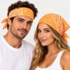 bandana-zakdoek-paisleyprint-lichtoranje-op-model-van-Haarsoires Haarband Bandana Zakdoek 55cm – Paisley Print – Lichtoranje