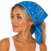 bandana-zakdoek-paisleyprint-midden-blauw-model Bandana Zakdoek 55x55cm – Paisleyprint – Blauw
