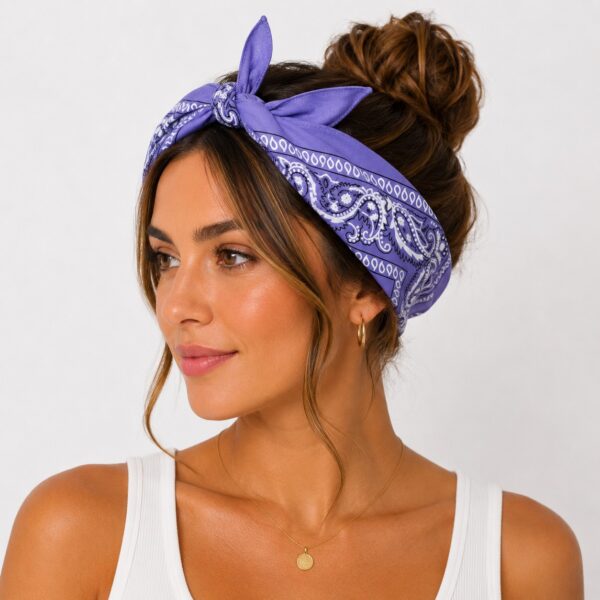 bandana-zakdoek-paisleyprint-paars-model2 Bandana Zakdoek 55x55cm – Paisleyprint – Paars