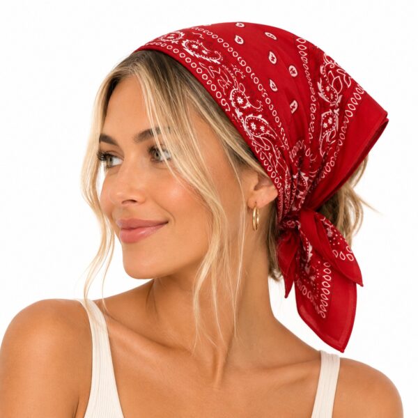 bandana-zakdoek-paisleyprint-rood-model Bandana Zakdoek 55x55cm – Paisleyprint – Rood
