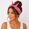 bandana-zakdoek-paisleyprint-roze-model2 Bandana Zakdoek 55x55cm – Paisleyprint – Lichtroze