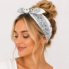 bandana-zakdoek-paisleyprint-wit-model Bandana Zakdoek 55x55cm – Paisleyprint – Wit