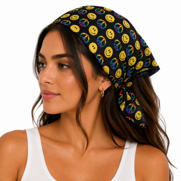 bandana-zakdoek-smileyprint-zwart-multicolor-model Bandana Zakdoek 55cm – Smileyprint – Zwart Geel