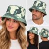 bucket-hat-camouflageprint-groen-op-model-van-Haarsoires Bucket Hat Hoedje - Camouflageprint - Groen