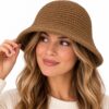 bucket-hat-gebreid-bruin-op-model-van-Haarsoires Bucket Hat Hoedje – Gebreid – Bruin