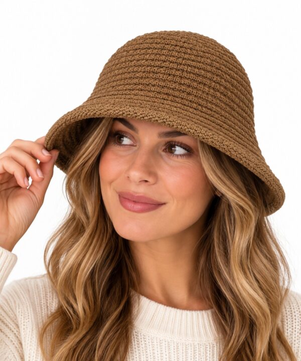 bucket-hat-gebreid-bruin-op-model-van-Haarsoires Bucket Hat Hoedje – Gebreid – Bruin