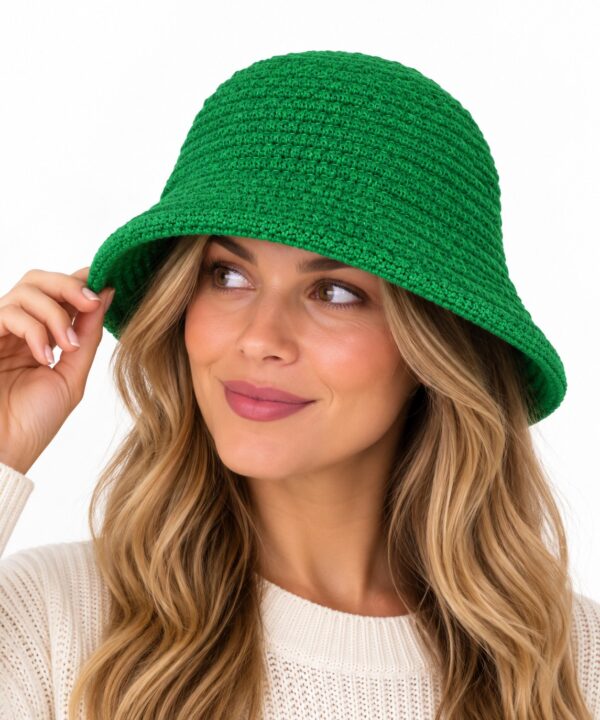 bucket-hat-gebreid-groen-op-model-van-Haarsoires Bucket Hat Hoedje – Gebreid – Groen