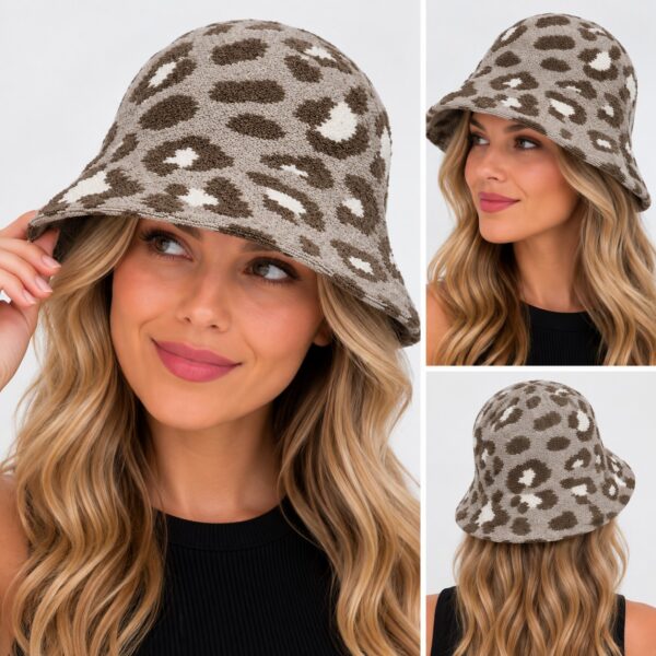 bucket-hat-gebreid-panterprint-beige-op-model-van-Haarsoires Bucket Hat Hoedje - Panterprint - Gebreid - Beige