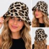 bucket-hat-gebreid-panterprint-bruin-op-model-van-Haarsoires Bucket Hat Hoedje – Panterprint - Gebreid – Bruin