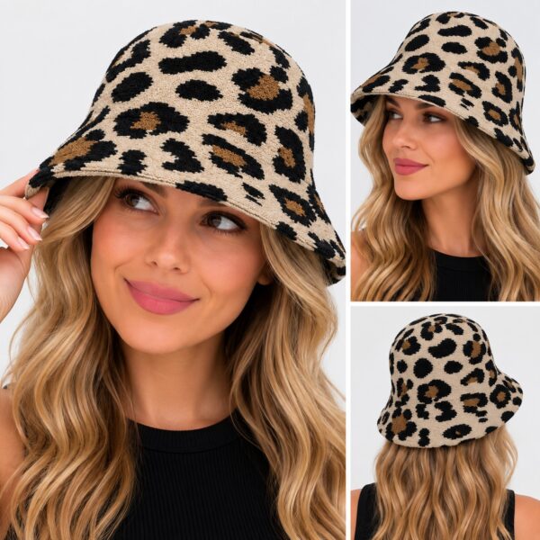 bucket-hat-gebreid-panterprint-bruin-op-model-van-Haarsoires Bucket Hat Hoedje – Panterprint - Gebreid – Bruin