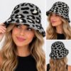 bucket-hat-gebreid-panterprint-grijs-op-model-van-Haarsoires Bucket Hat Hoedje – Panterprint - Gebreid – Grijs