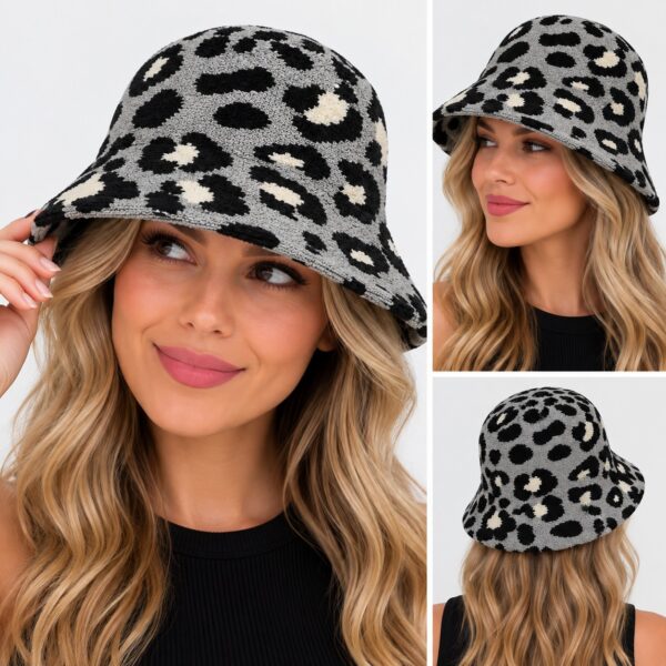 bucket-hat-gebreid-panterprint-grijs-op-model-van-Haarsoires Bucket Hat Hoedje – Panterprint - Gebreid – Grijs