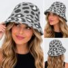 bucket-hat-gebreid-panterprint-lichtgrijs-op-model-van-Haarsoires Bucket Hat Hoedje – Panterprint - Gebreid Lichtgrijs
