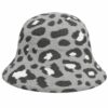 bucket-hat-gebreid-panterprint-lichtgrijs-van-Haarsoires Bucket Hat Hoedje – Panterprint - Gebreid Lichtgrijs