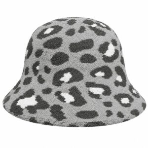 bucket-hat-gebreid-panterprint-lichtgrijs-van-Haarsoires Bucket Hat Hoedje – Panterprint - Gebreid Lichtgrijs