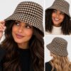 bucket-hat-gebreid-ruitprint-beige-op-model-van-Haarsoires Bucket Hat Hoedje – Ruitprint – Bruin