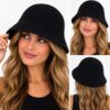 bucket-hat-gebreid-zwart-op-model-van-Haarsoires Bucket Hat Hoedje – Gebreid – Zwart