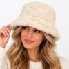 bucket-hat-imitatiebont-creme-op-model-van-Haarsoires Bucket Hat Hoedje - Imitatiebont - Creme