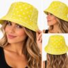 bucket-hat-paisleyprint-geel-op-model-van-Haarsoires Bucket Hat Hoedje – Paisleyprint – Geel